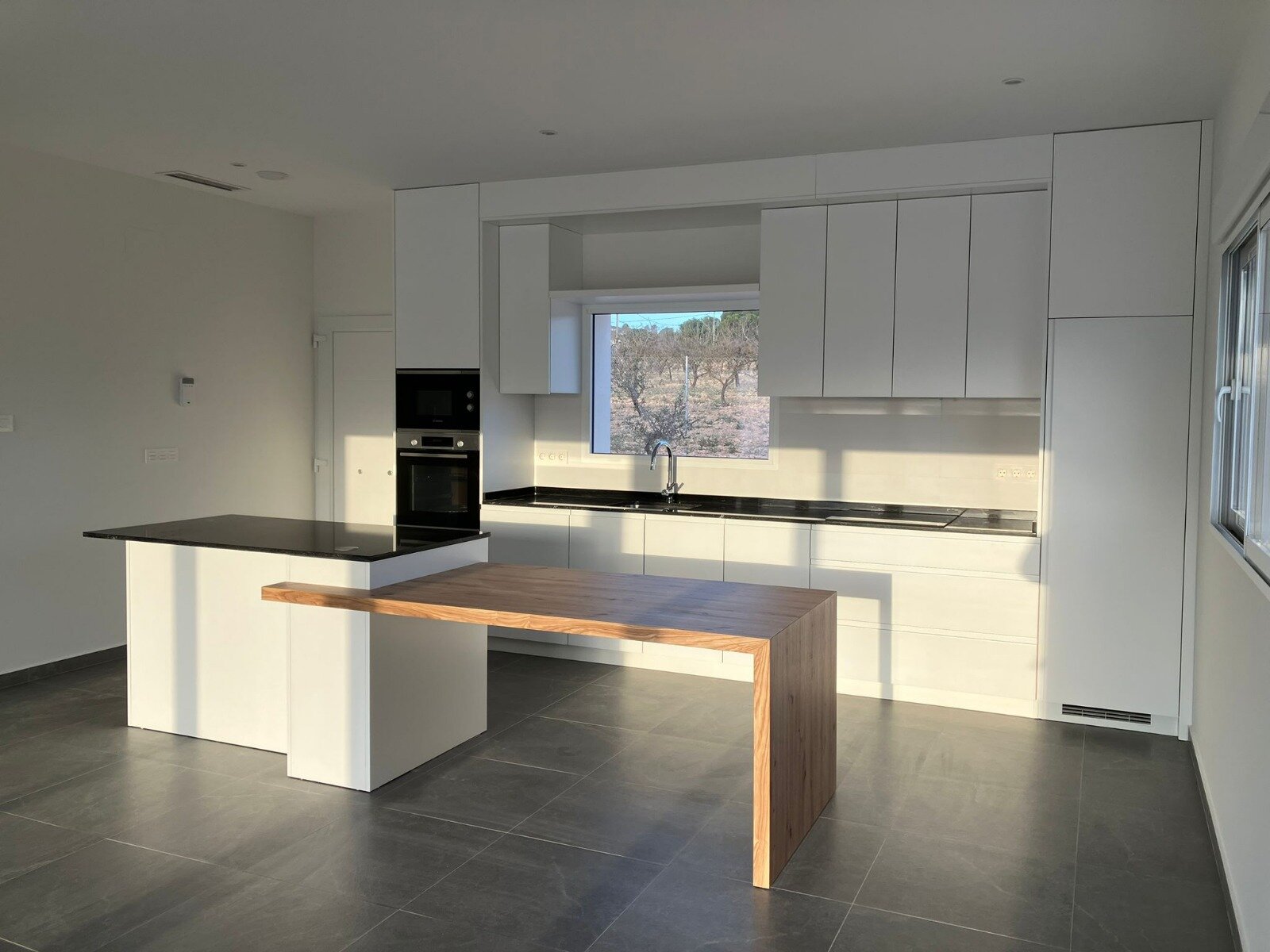 3-Bedroom Detached House in Pinoso - Image 8