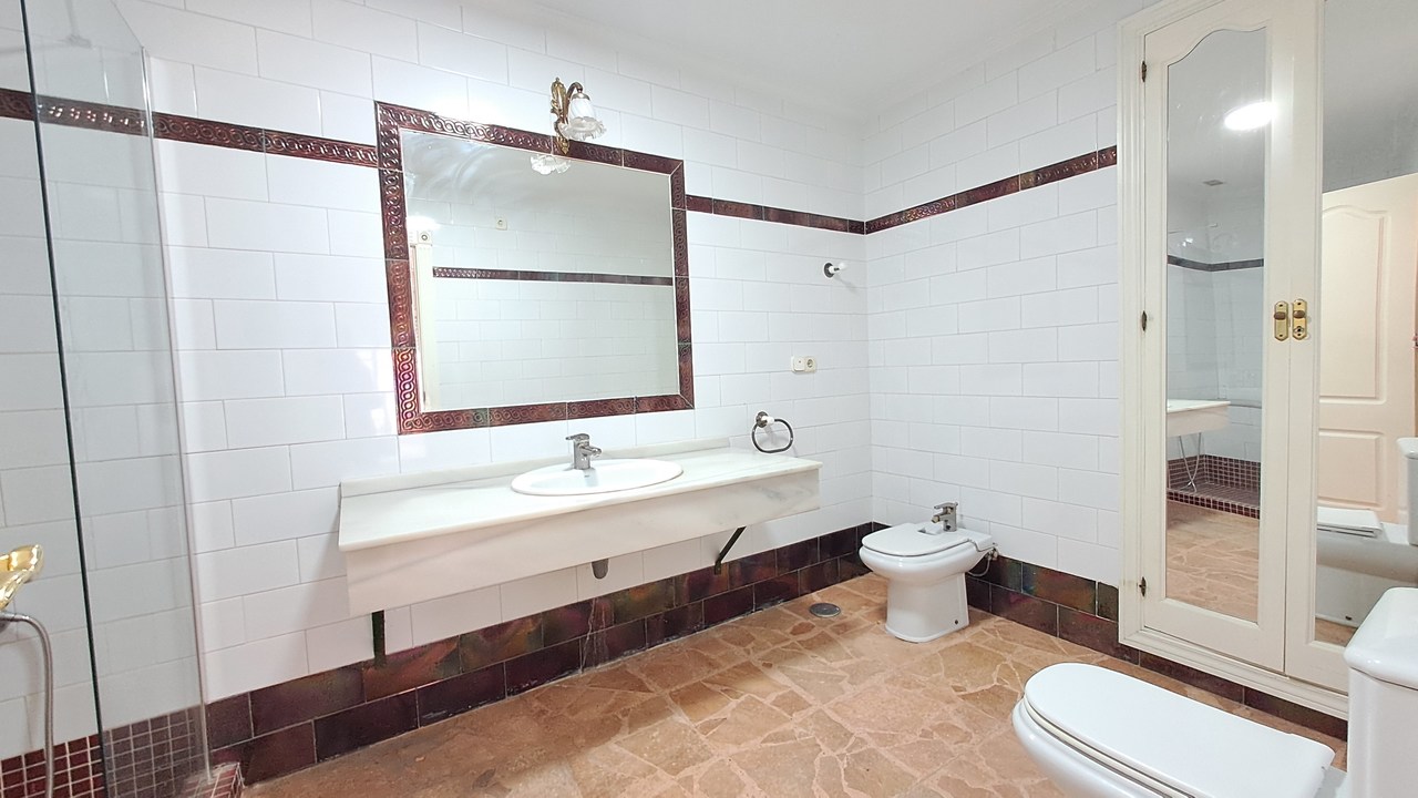 5-Bedroom Apartment in Centro, Torrevieja - Image 8