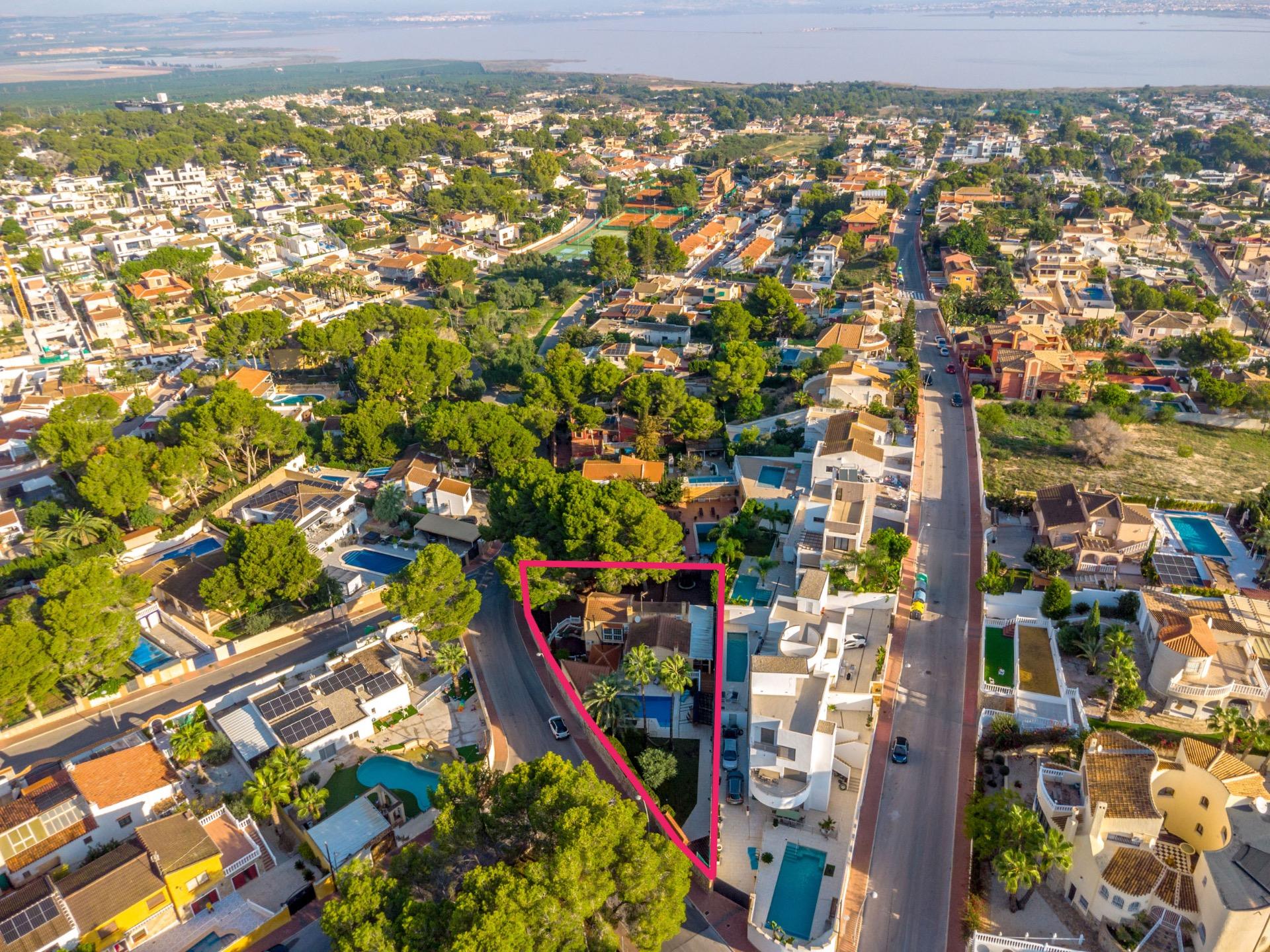 4-Bedroom Villa in La Siesta, Torrevieja - Image 2