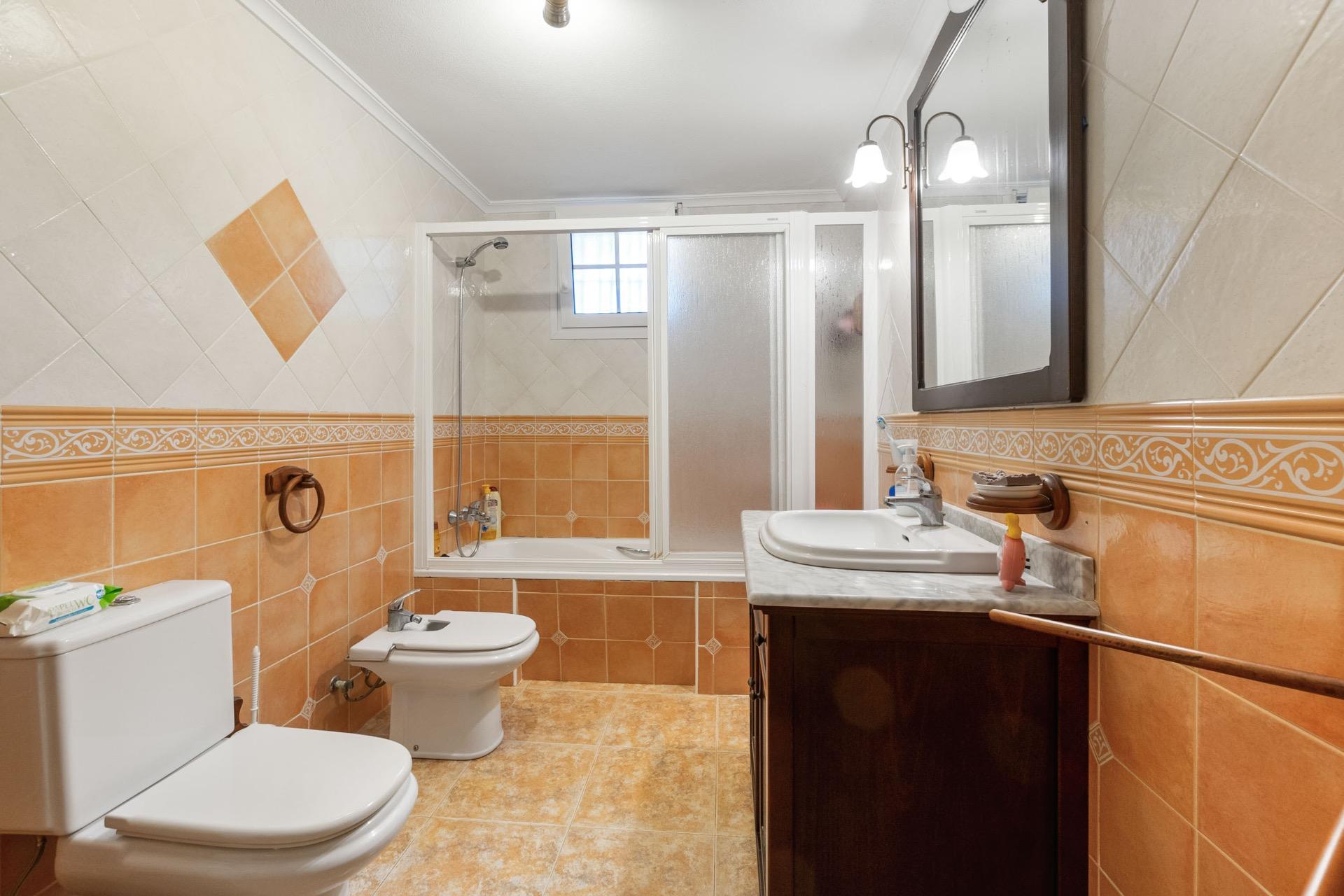 4-Bedroom Villa in La Siesta, Torrevieja - Image 23