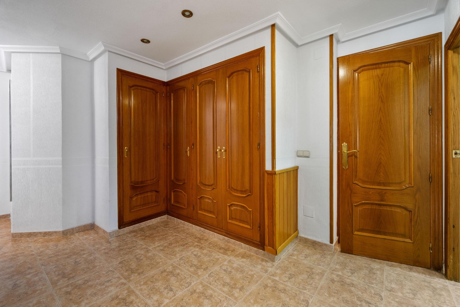 4-Bedroom Villa in La Siesta, Torrevieja - Image 24