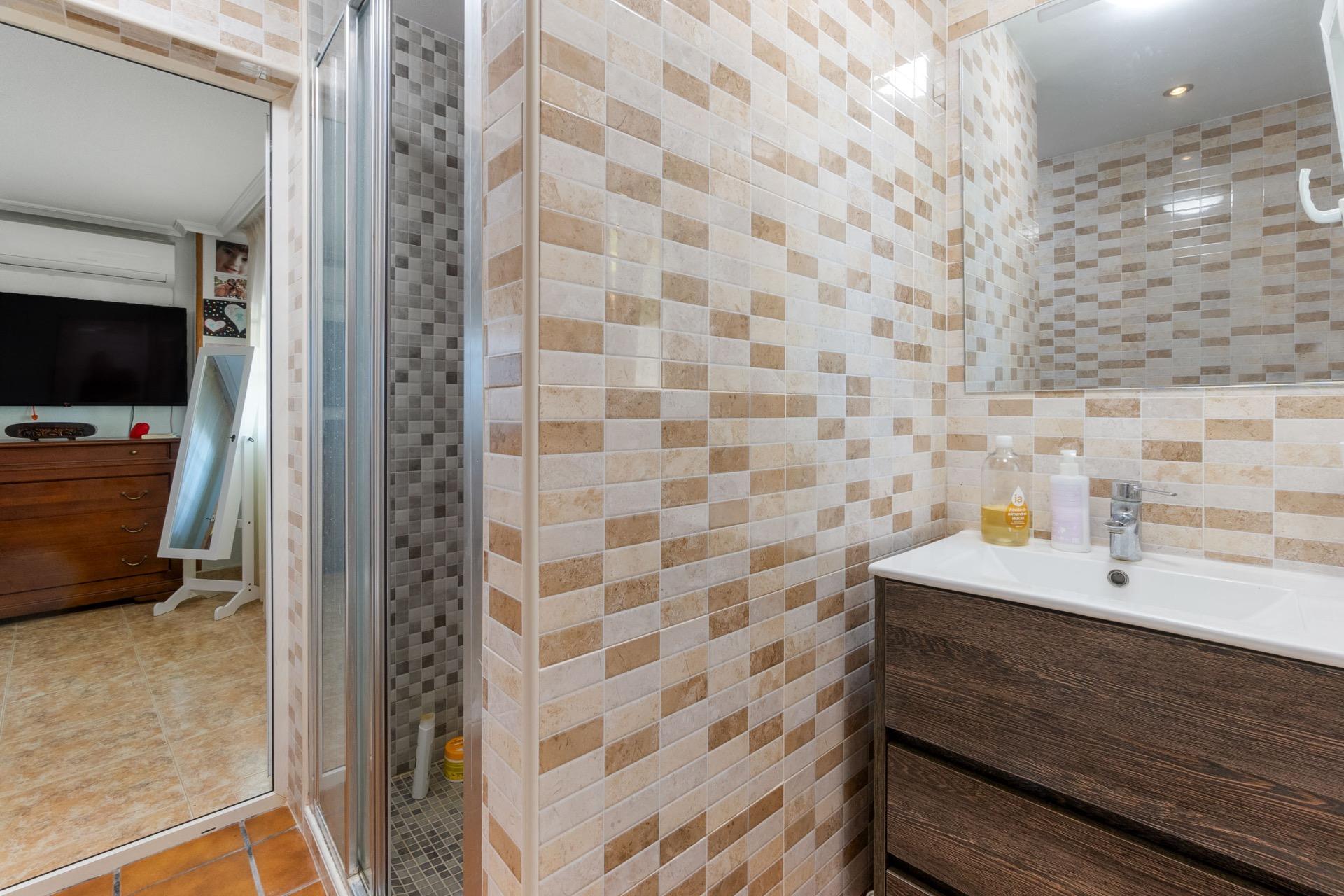 4-Bedroom Villa in La Siesta, Torrevieja - Image 28