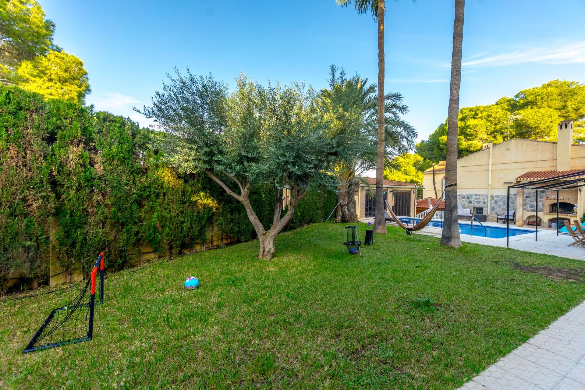 4-Bedroom Villa in La Siesta, Torrevieja - Image 34