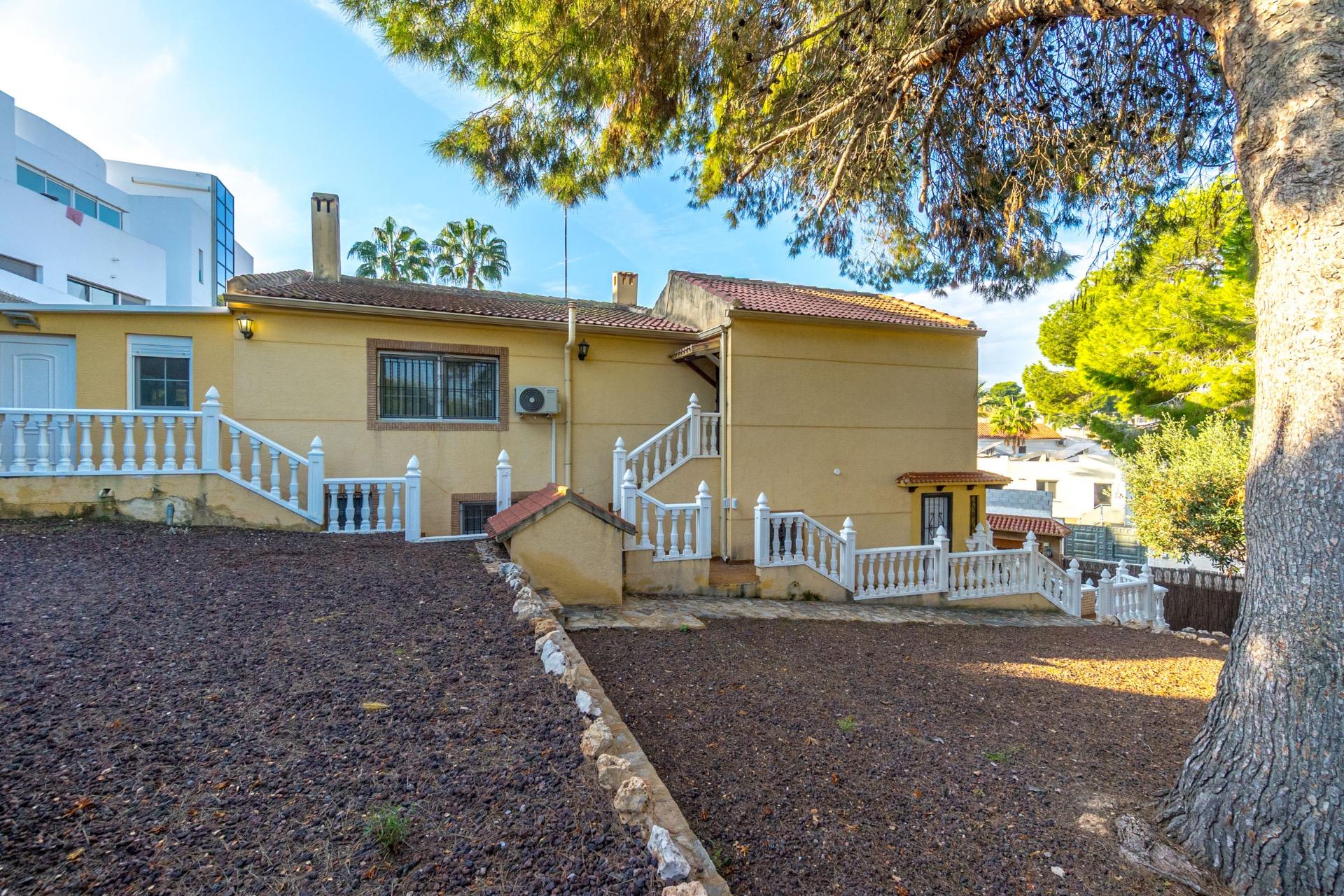 4-Bedroom Villa in La Siesta, Torrevieja - Image 43