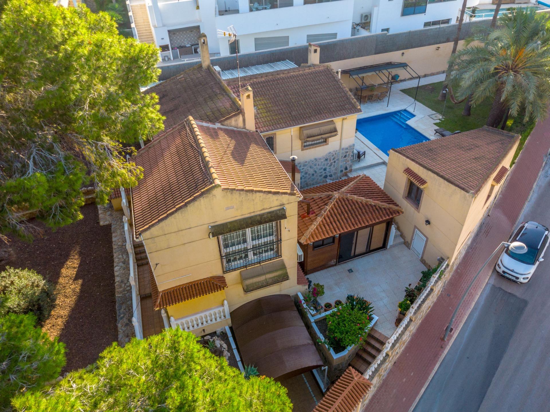 4-Bedroom Villa in La Siesta, Torrevieja - Image 8