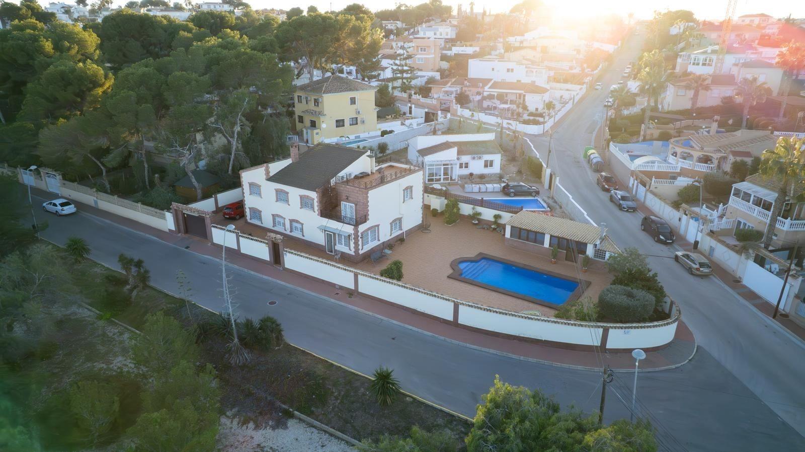 7-Bedroom Villa in Los Balcones - Los Altos del Edén, Torrevieja - Image 2