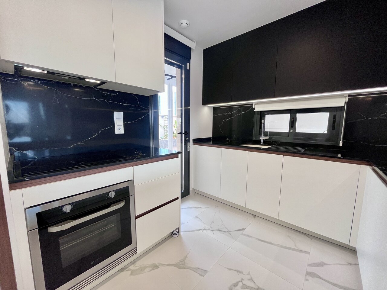 2-Bedroom Apartment in San Miguel de Salinas - Image 3