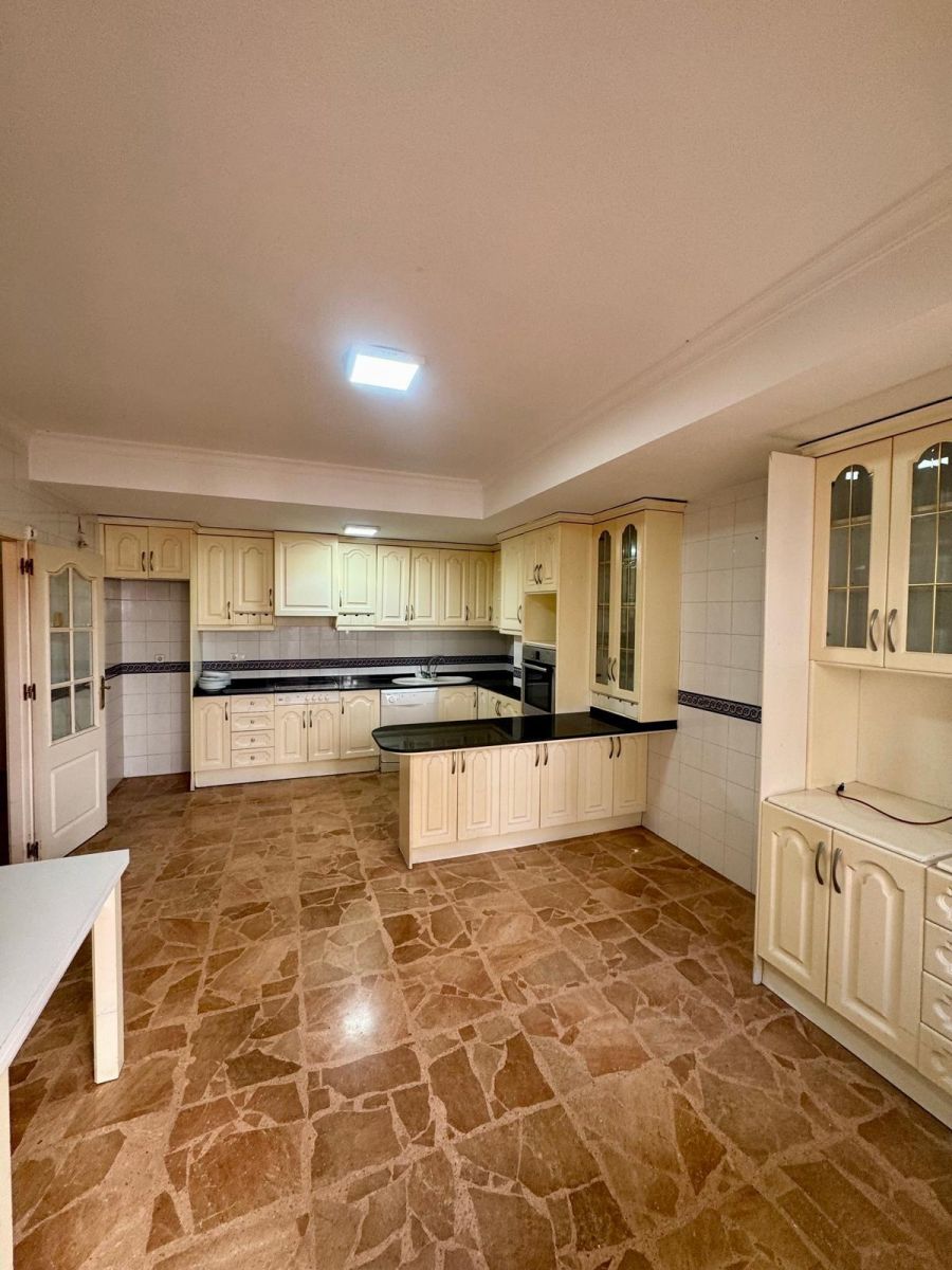 5-Bedroom Apartment in Torrevieja - Image 4