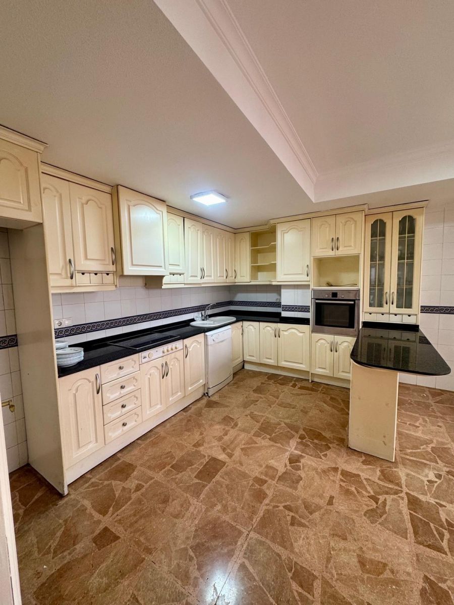 5-Bedroom Apartment in Torrevieja - Image 5