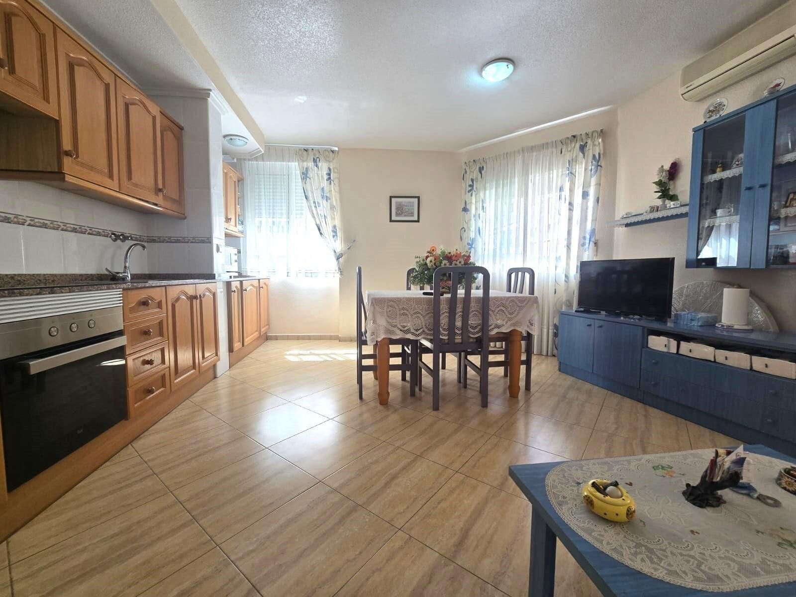 2-Bedroom Apartment in Estacion de Autobuses, Torrevieja - Image 2