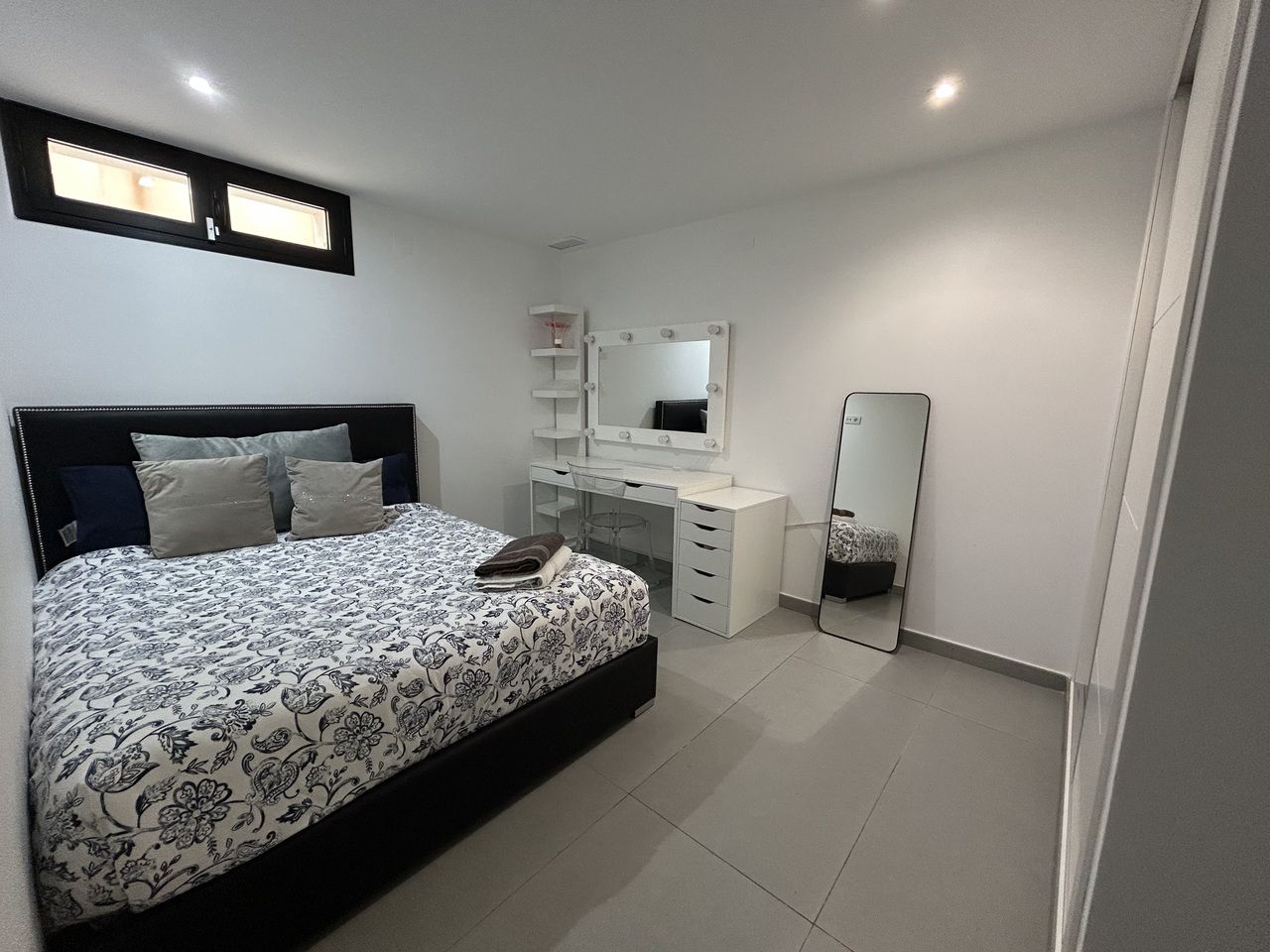 5-Bedroom Villa in La Siesta, Torrevieja - Image 17