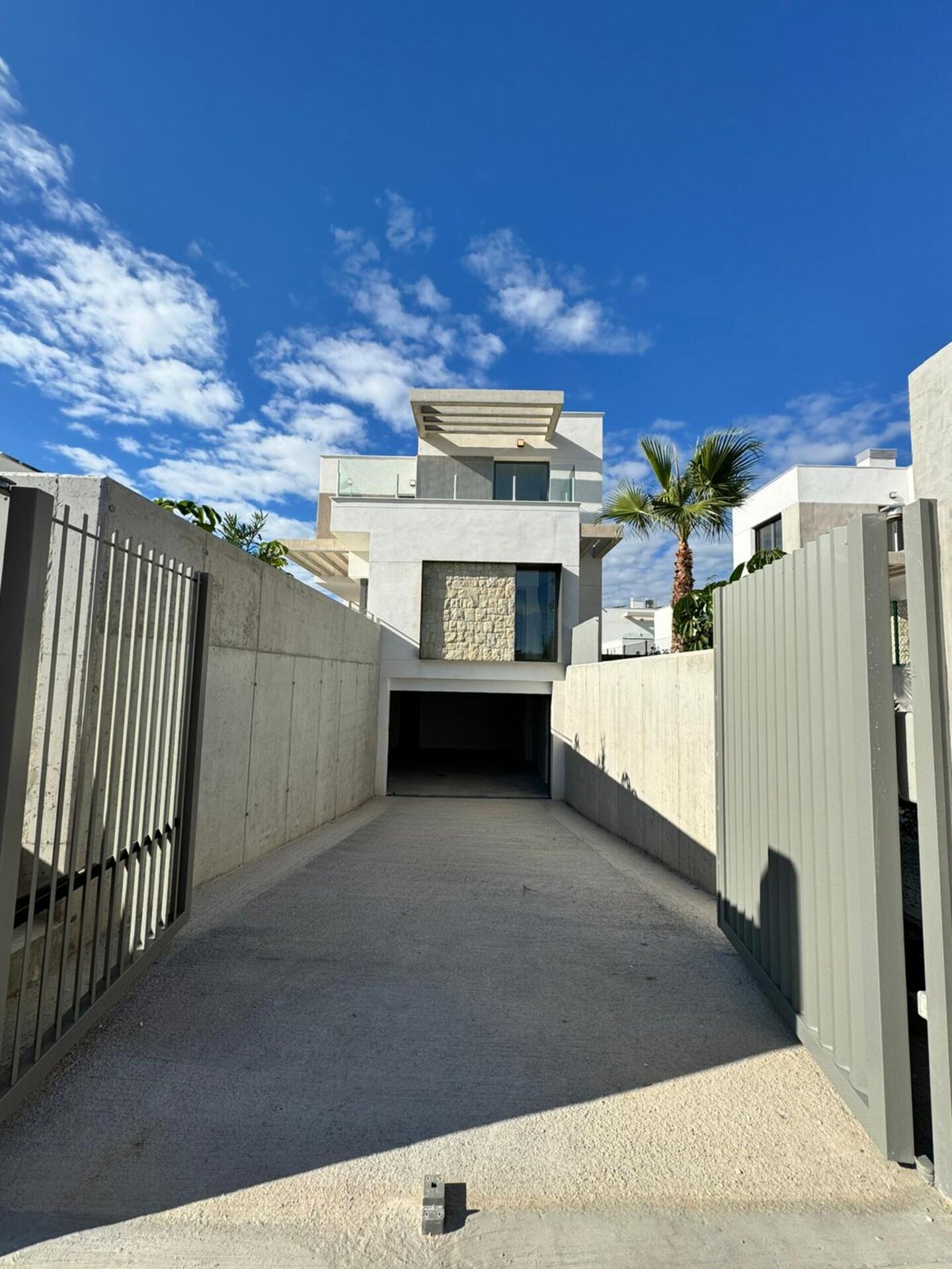 4-Bedroom Detached House in Finestrat - Image 3