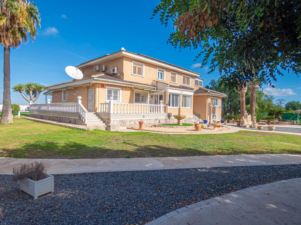 7-Bedroom Villa in San Miguel de Salinas - Image 1