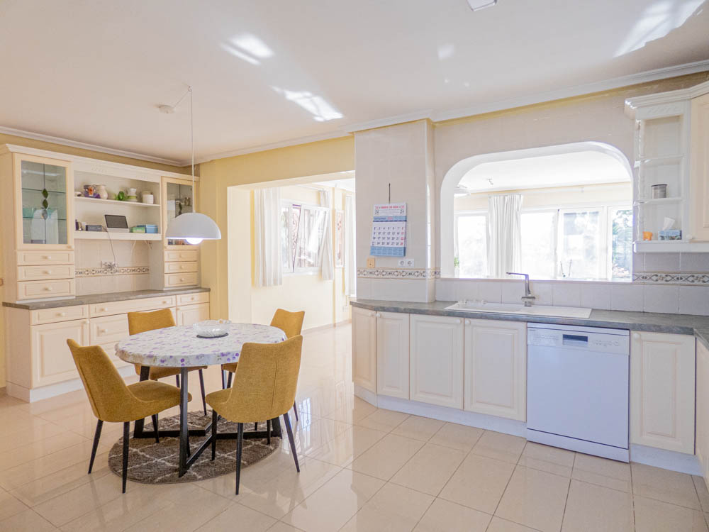 7-Bedroom Villa in San Miguel de Salinas - Image 9