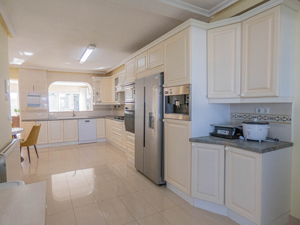 7-Bedroom Villa in San Miguel de Salinas - Image 13