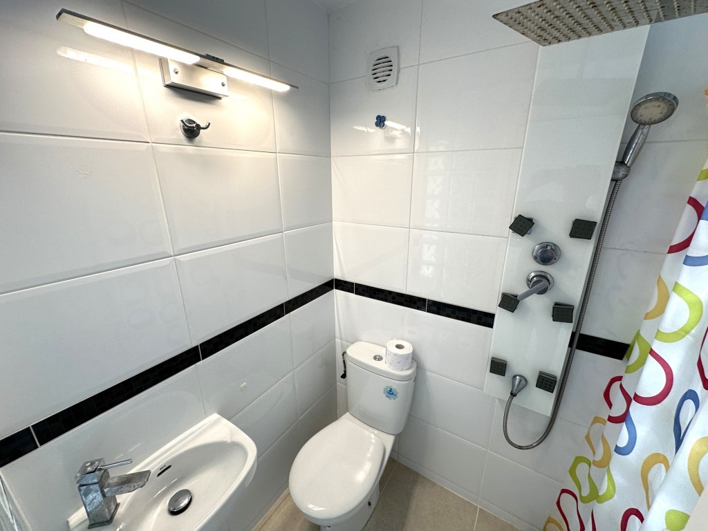 3-Bedroom Villa in Rojales - Image 11