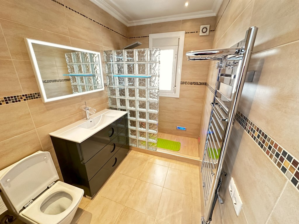 3-Bedroom Villa in Rojales - Image 15