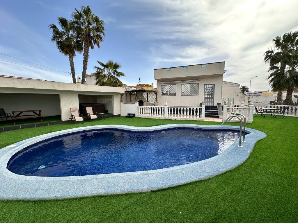 3-Bedroom Villa in Rojales - Image 3