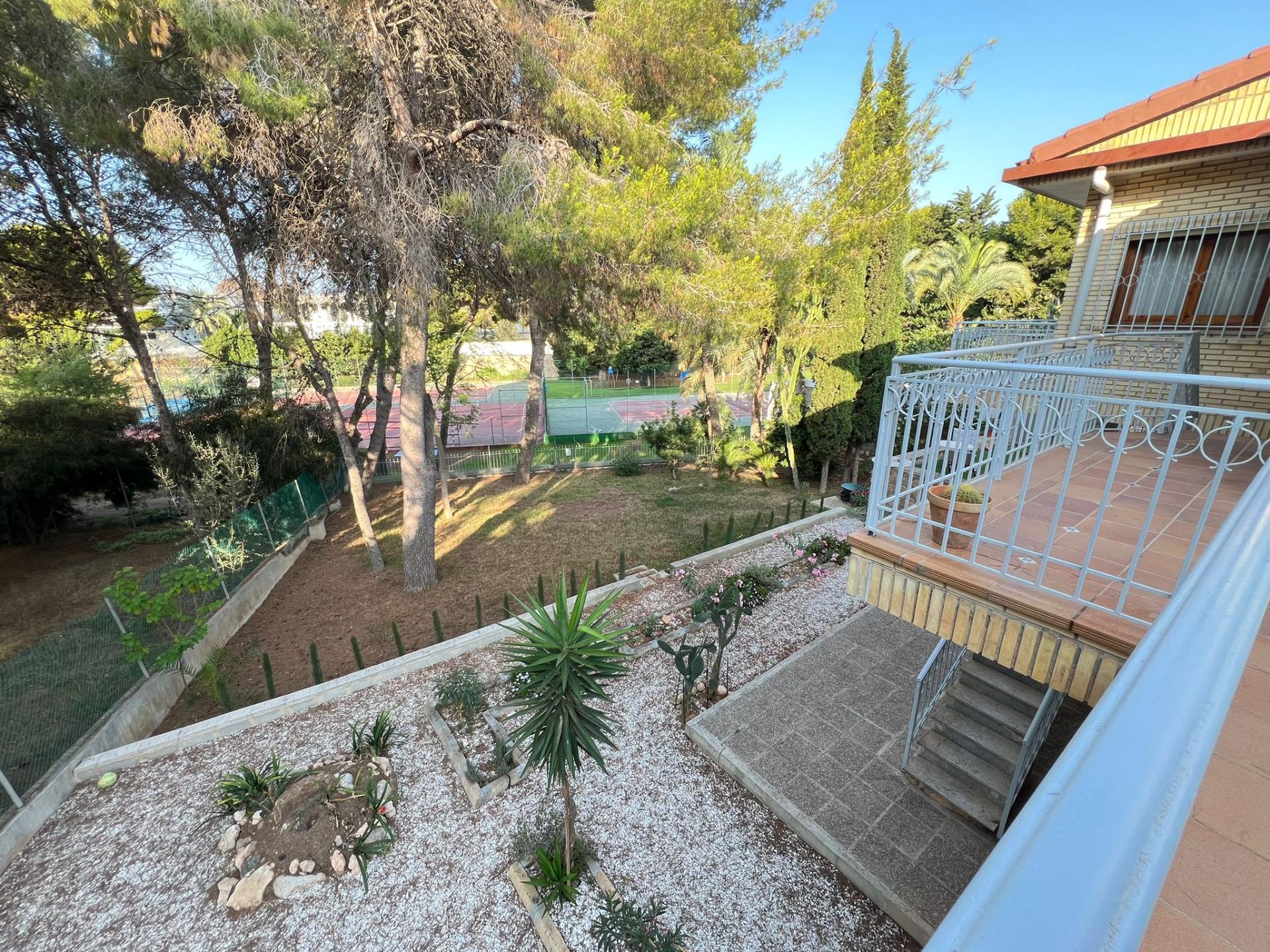 Villa met 4 Slaapkamers in Campoamor, Orihuela Costa - Image 15