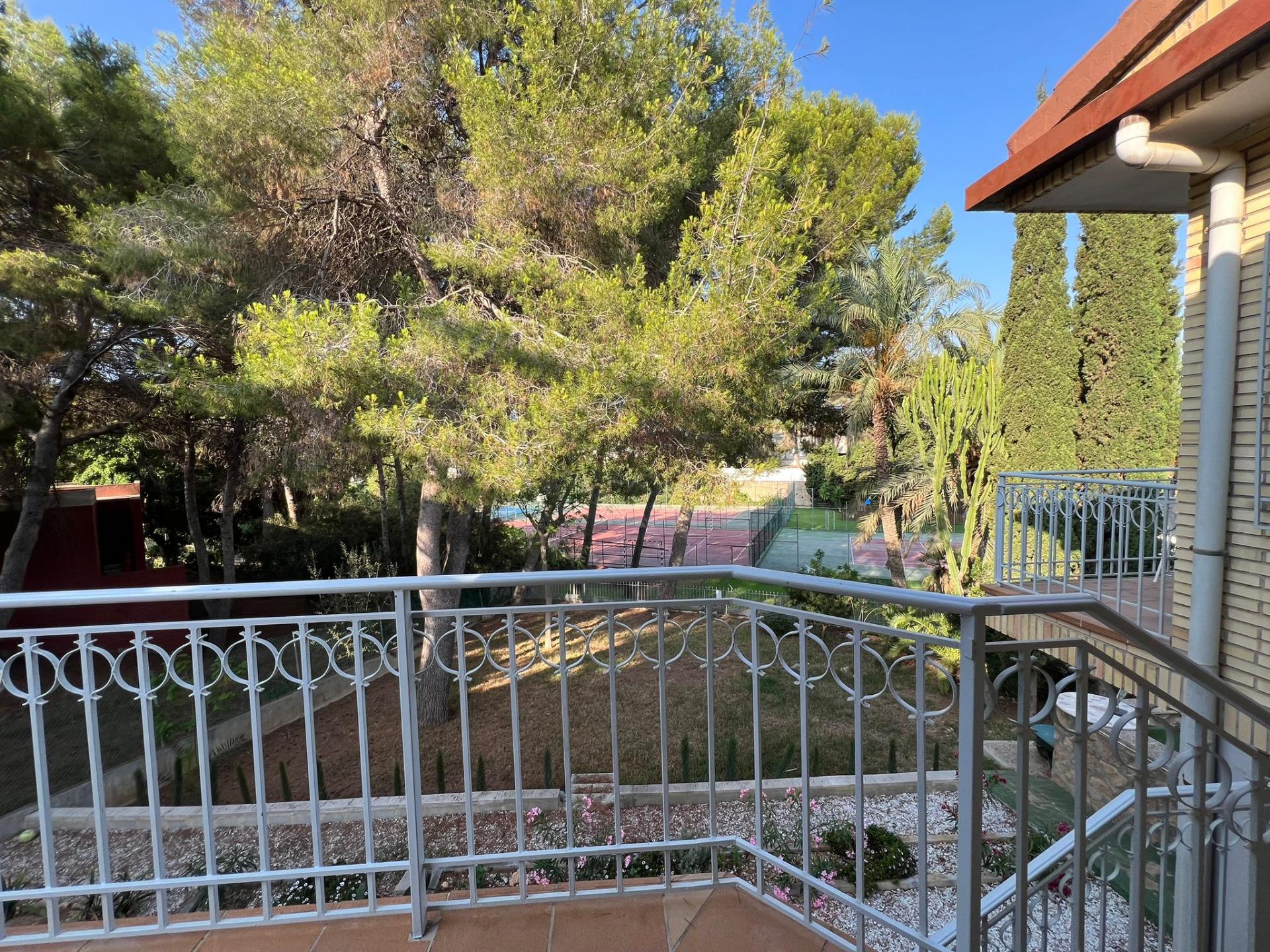 Villa met 4 Slaapkamers in Campoamor, Orihuela Costa - Image 17