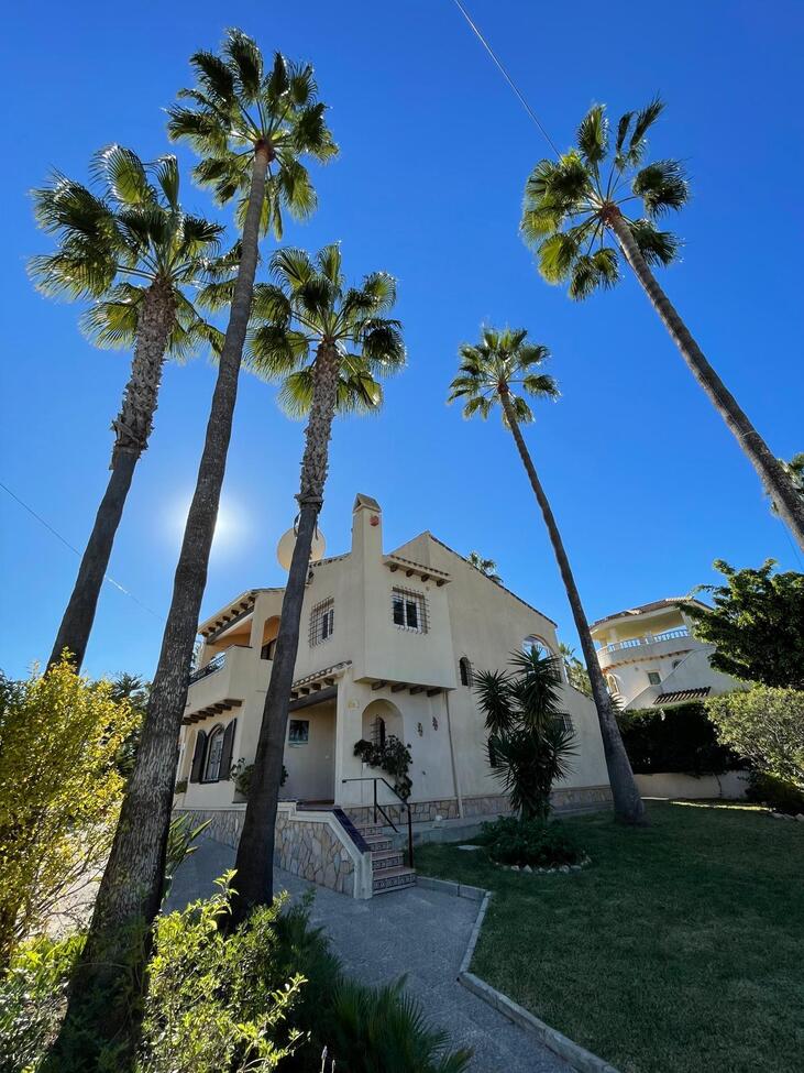 3-Bedroom Villa in Orihuela Costa - Image 32