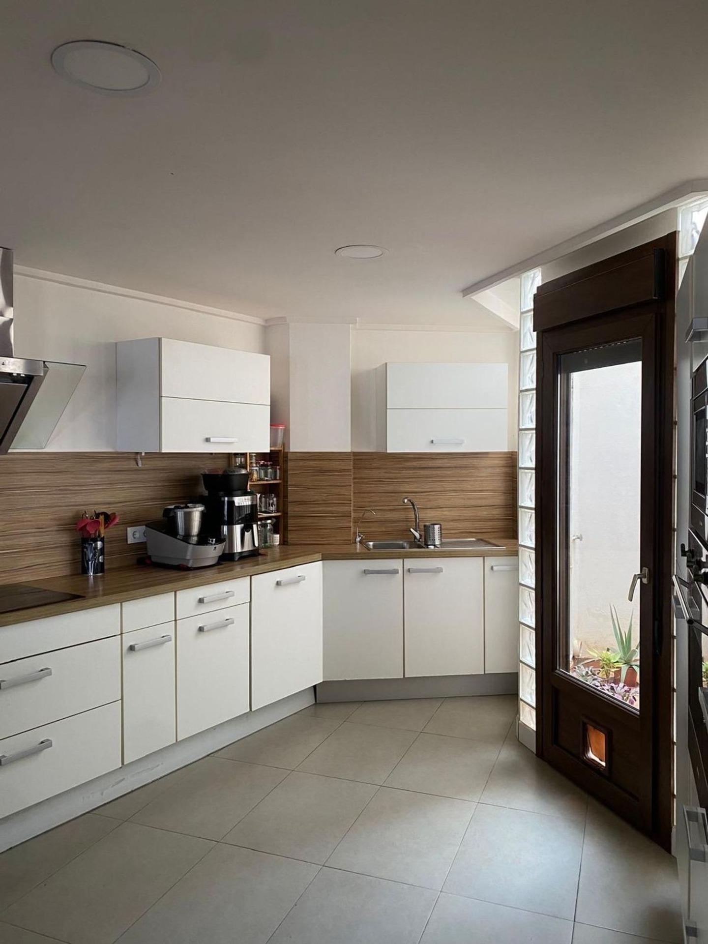 5-Bedroom Villa in Centro, Torrevieja - Image 13