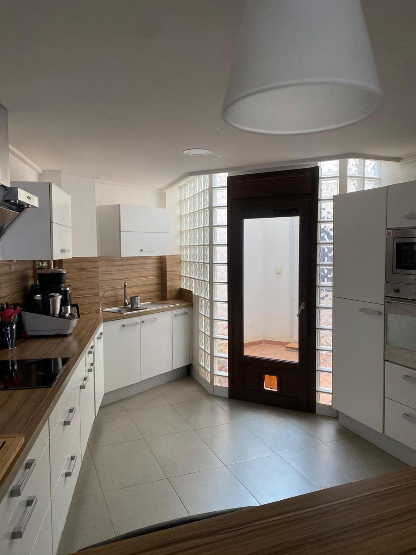 5-Bedroom Villa in Centro, Torrevieja - Image 15