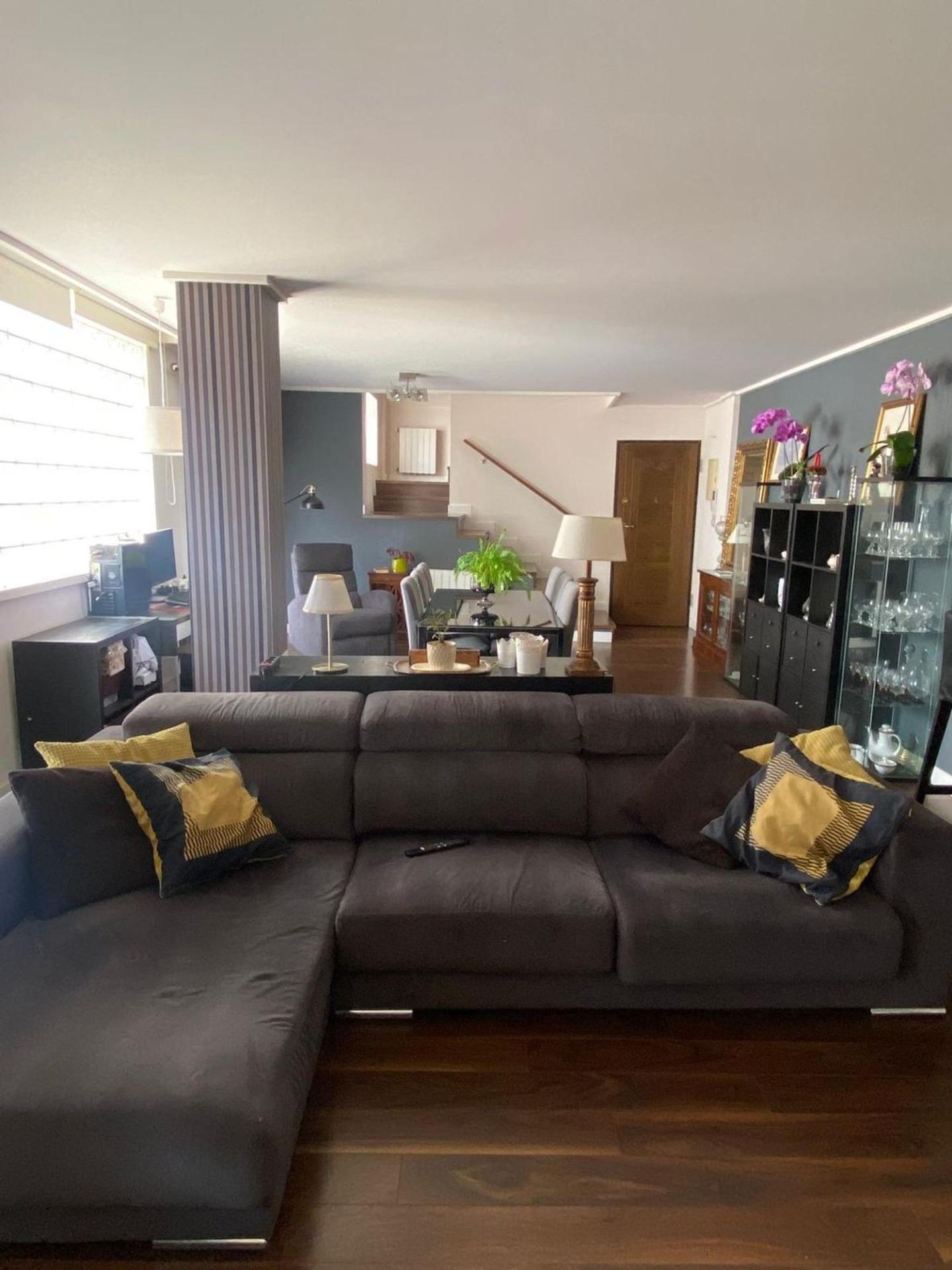 5-Bedroom Villa in Centro, Torrevieja - Image 2