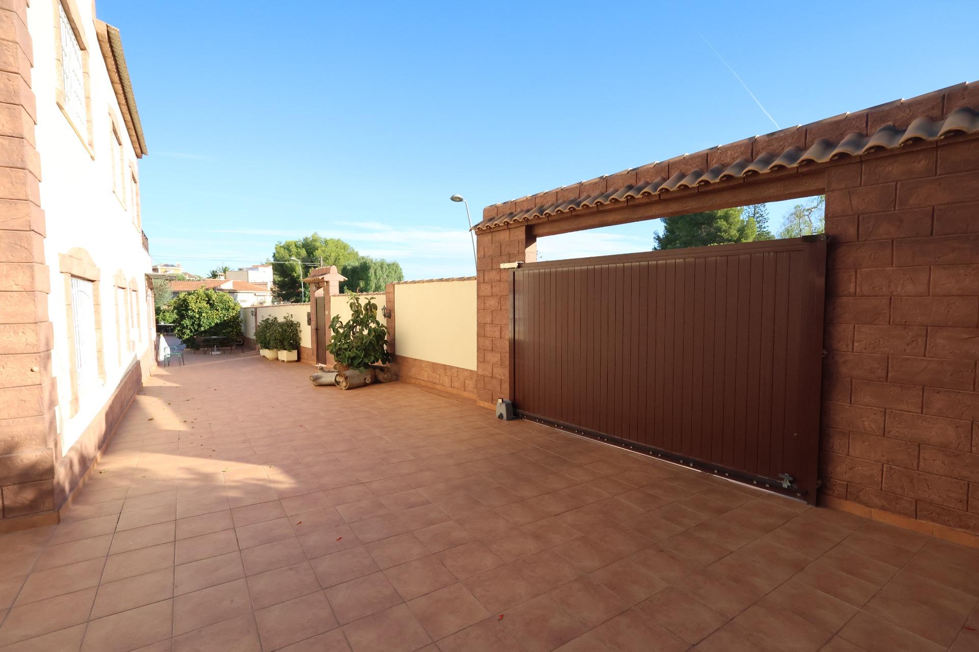 5-Bedroom Villa in Los Balcones - Los Altos del Edén, Torrevieja - Image 38