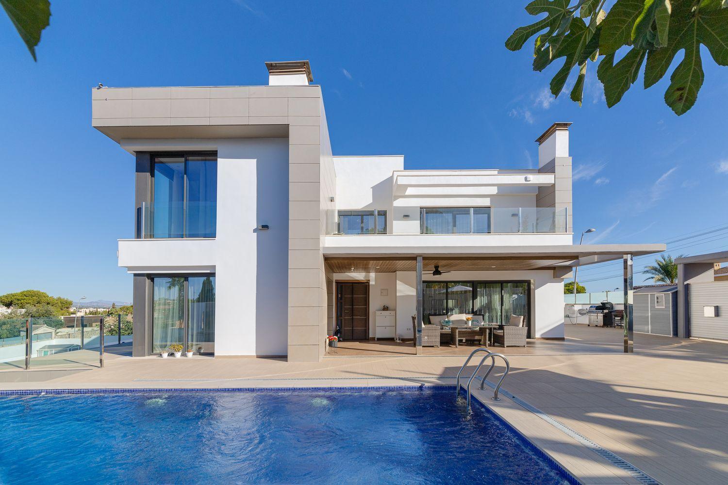 3-Bedroom Villa in Torrevieja - Image 2