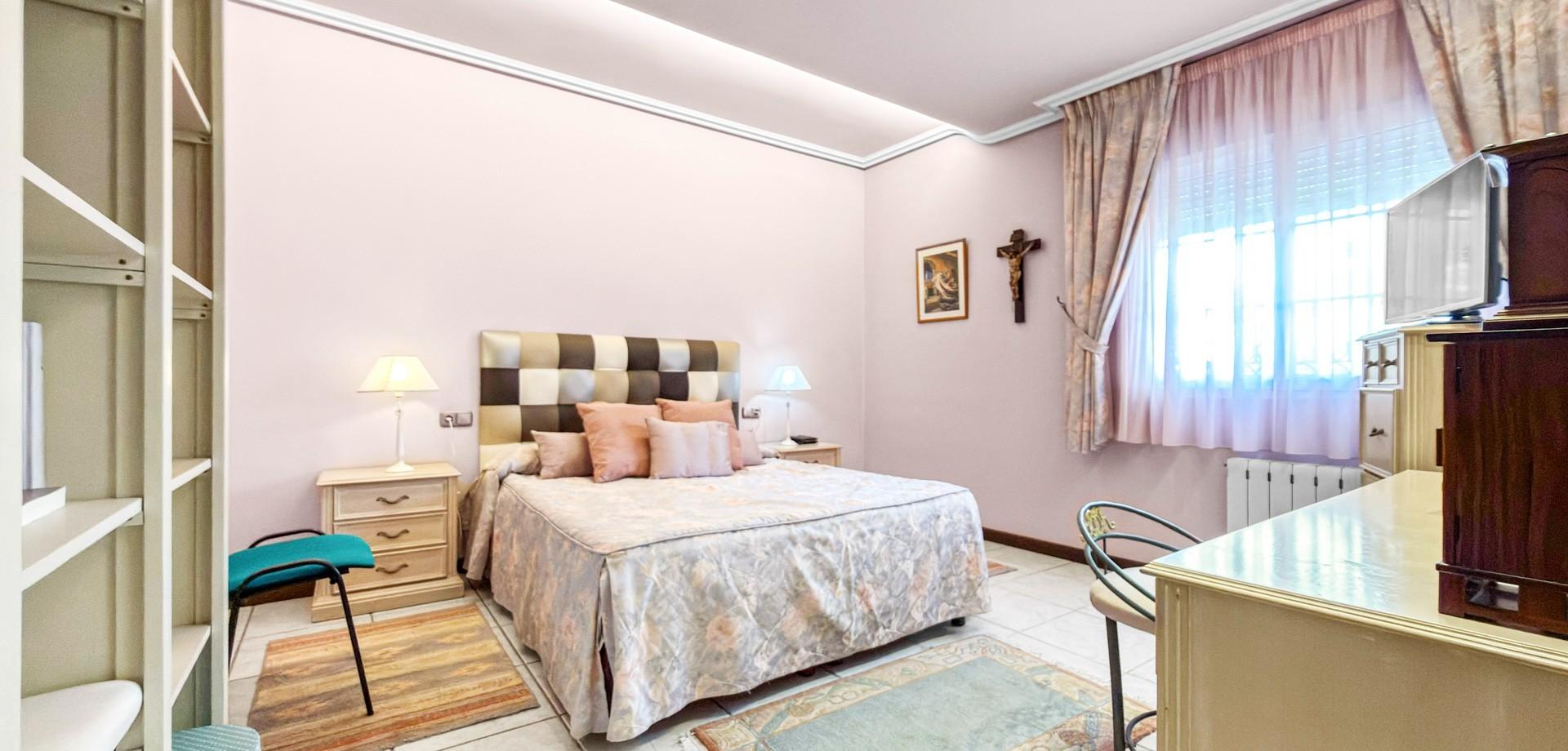 5-Bedroom Villa in Torre la Mata, Torrevieja - Image 11