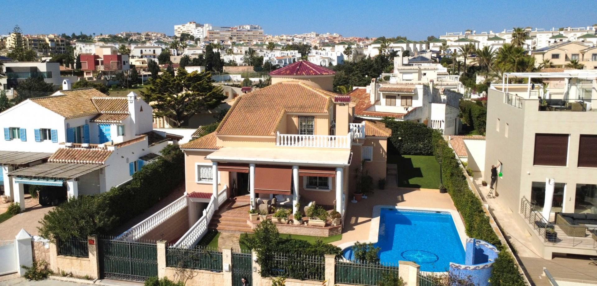 5-Bedroom Villa in Torre la Mata, Torrevieja - Image 13