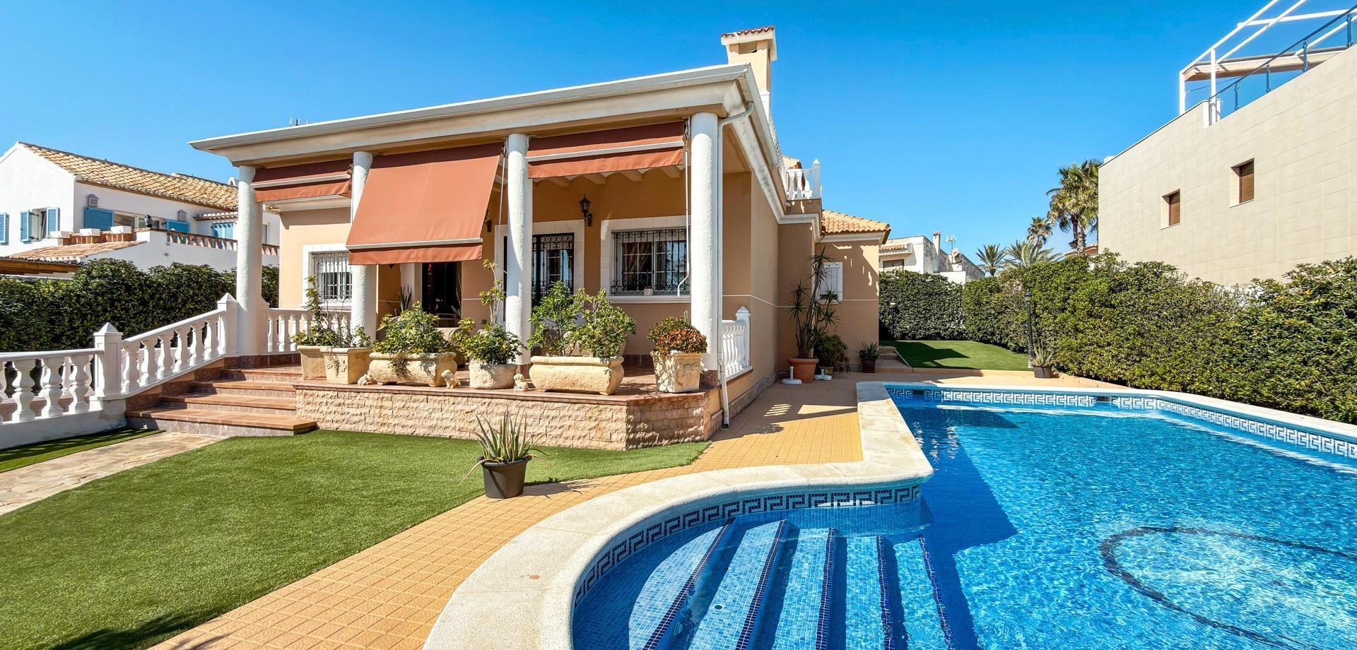 5-Bedroom Villa in Torre la Mata, Torrevieja - Image 16