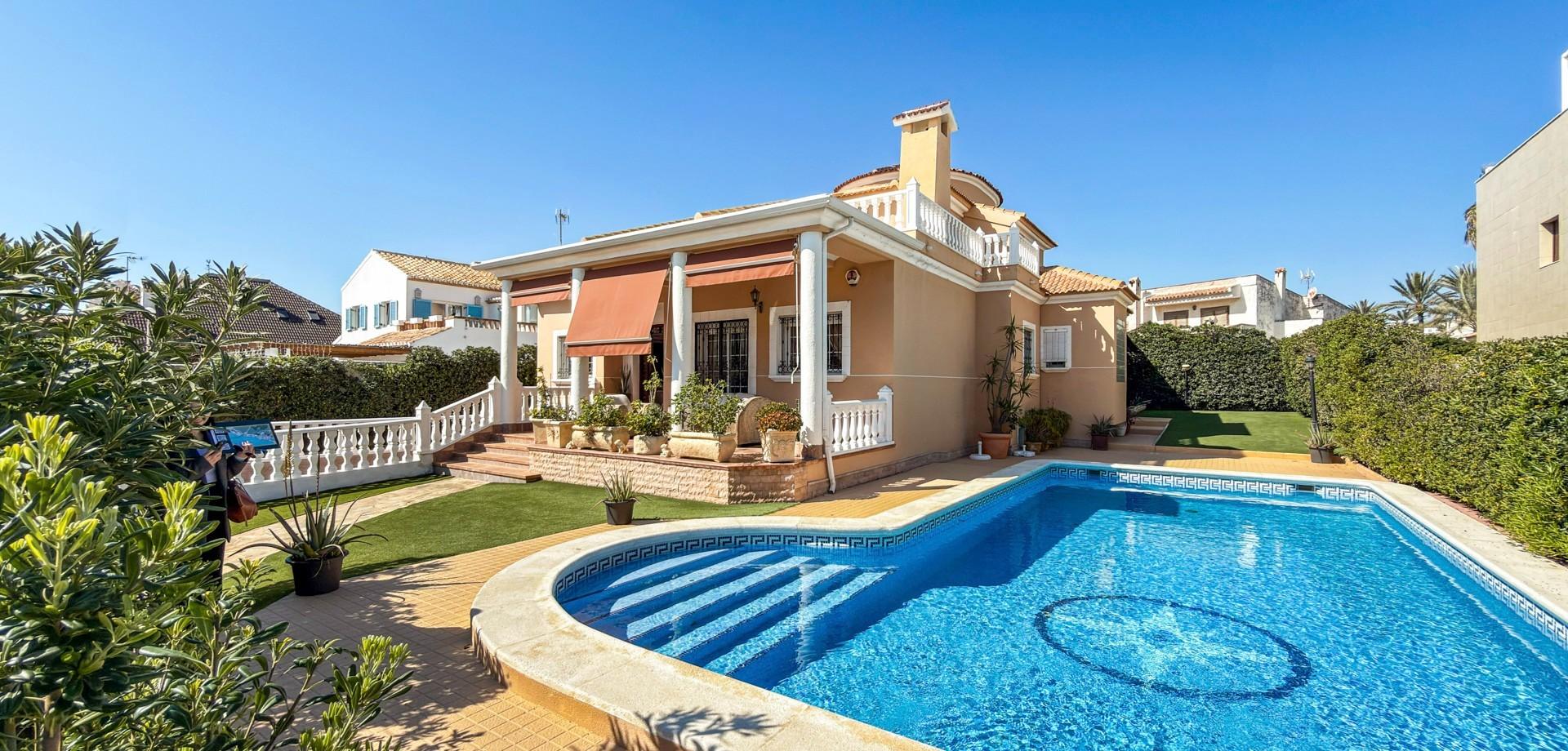 5-Bedroom Villa in Torre la Mata, Torrevieja - Image 2