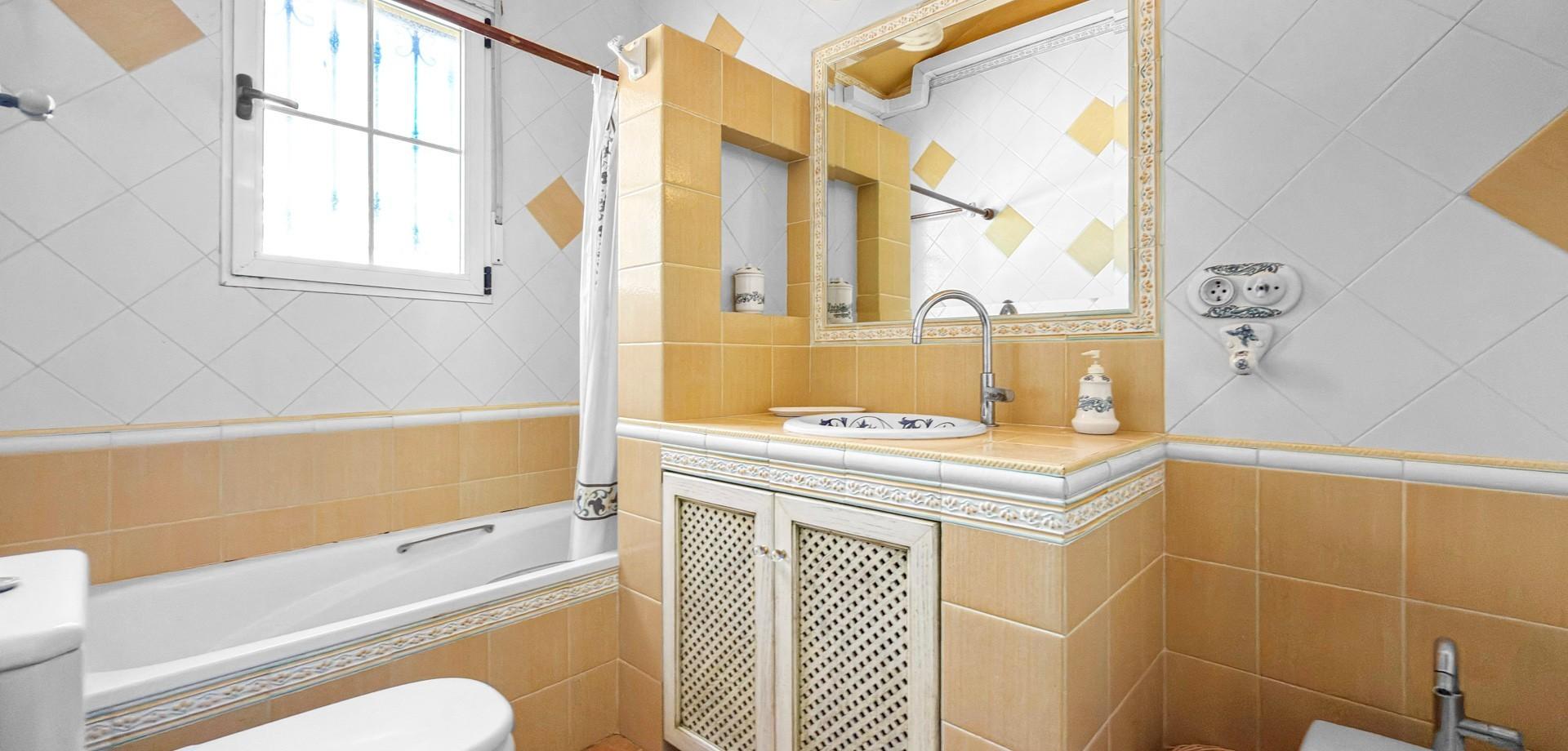 5-Bedroom Villa in Torre la Mata, Torrevieja - Image 38