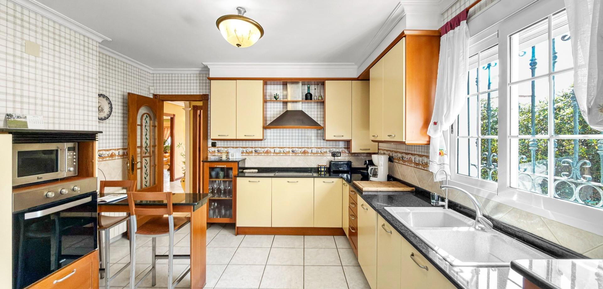 5-Bedroom Villa in Torre la Mata, Torrevieja - Image 5