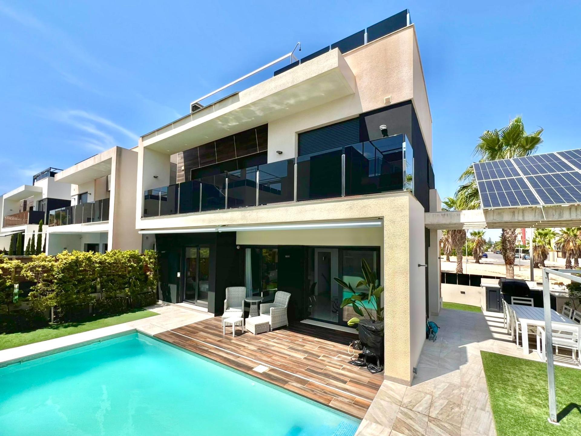 Villa met 4 Slaapkamers in Lomas de Cabo Roig, Orihuela Costa - Image 1