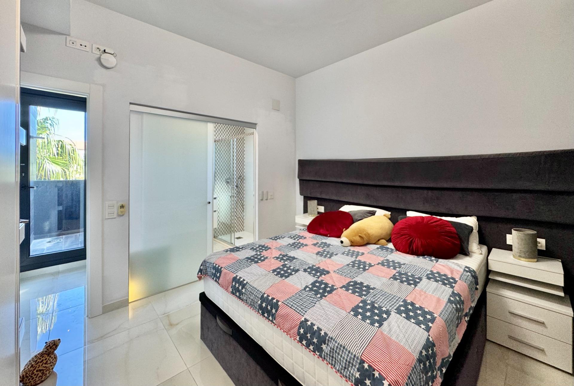 Villa met 4 Slaapkamers in Lomas de Cabo Roig, Orihuela Costa - Image 17