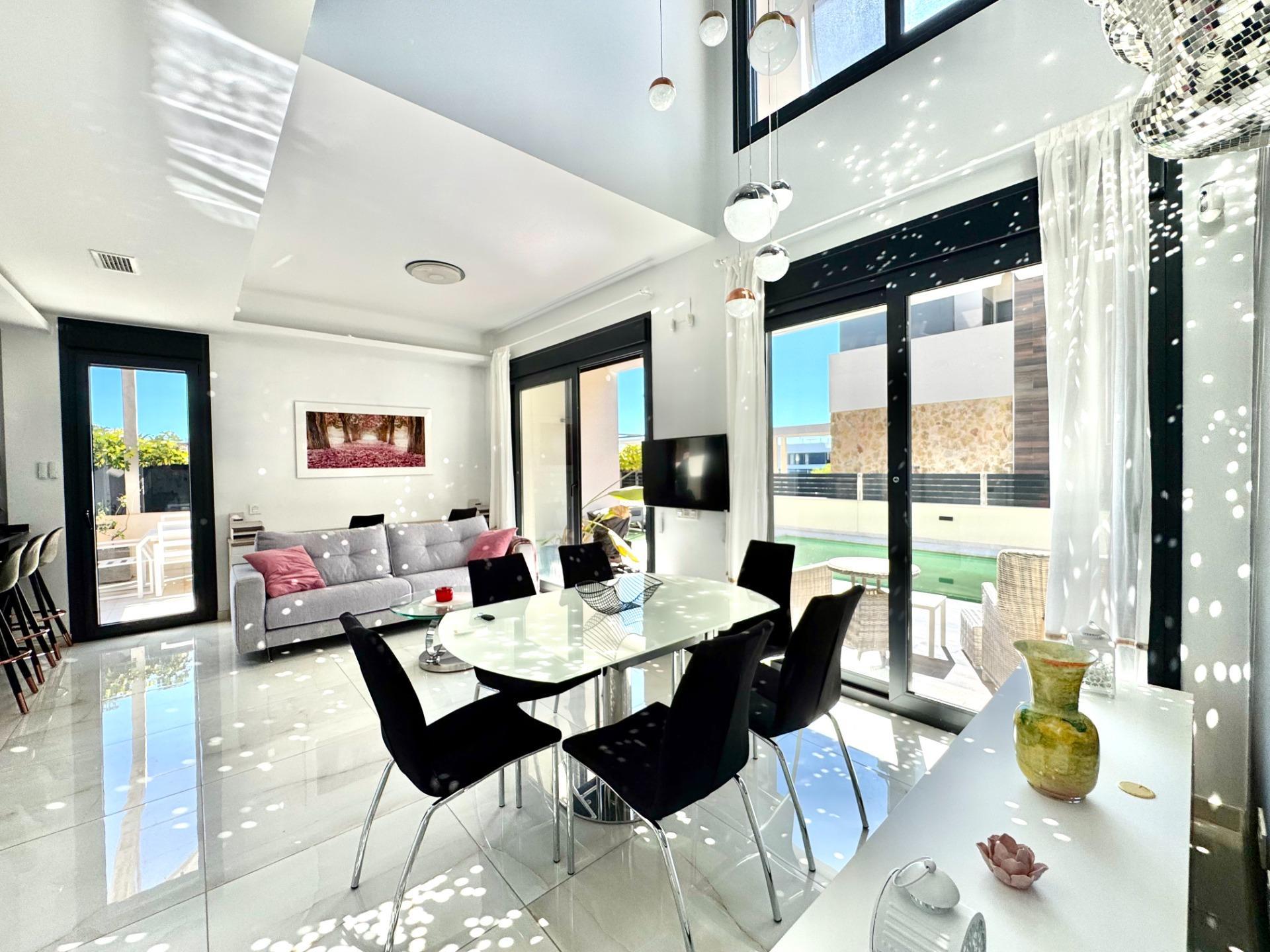 Villa met 4 Slaapkamers in Lomas de Cabo Roig, Orihuela Costa - Image 25