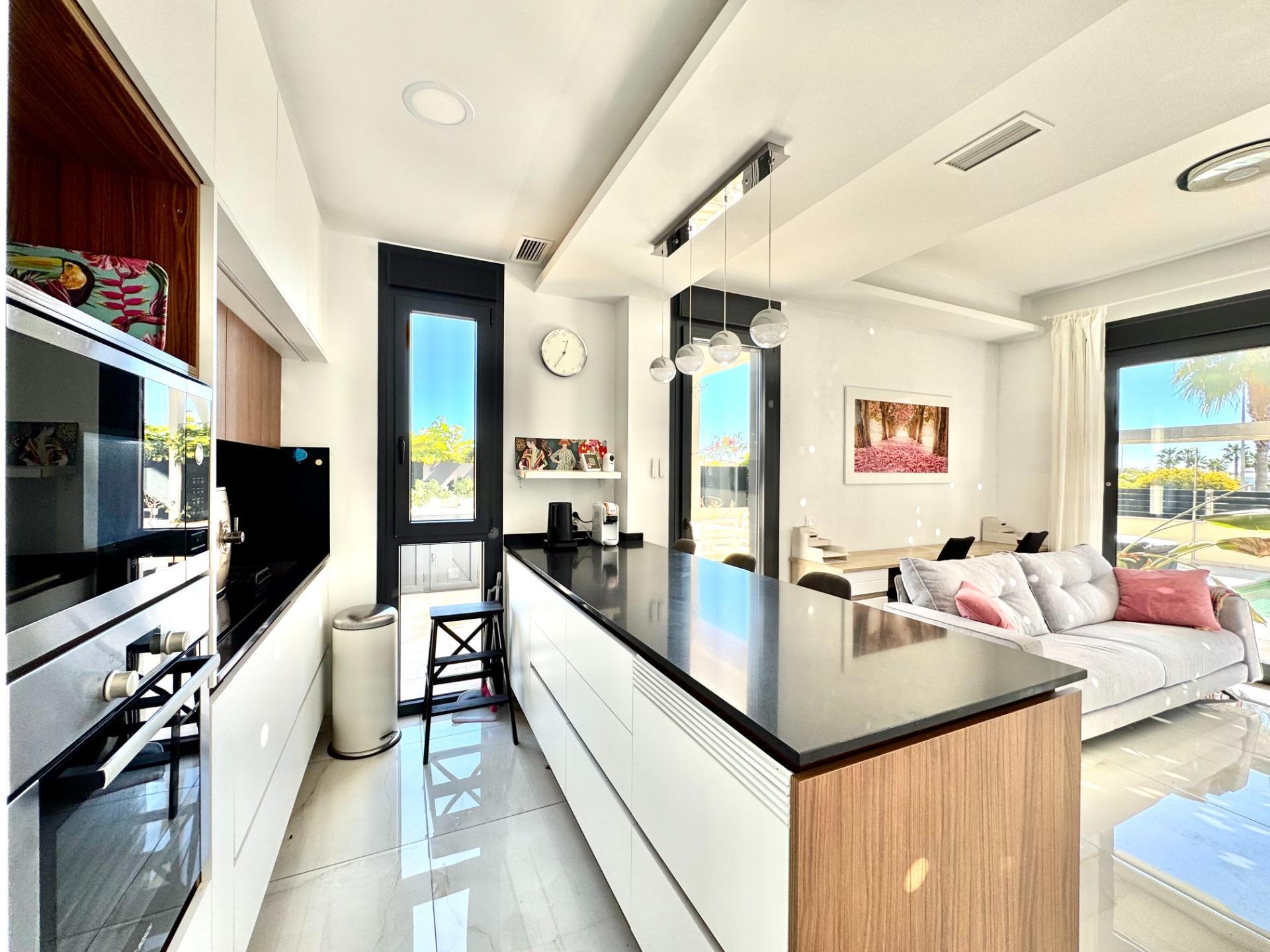 Villa met 4 Slaapkamers in Lomas de Cabo Roig, Orihuela Costa - Image 29