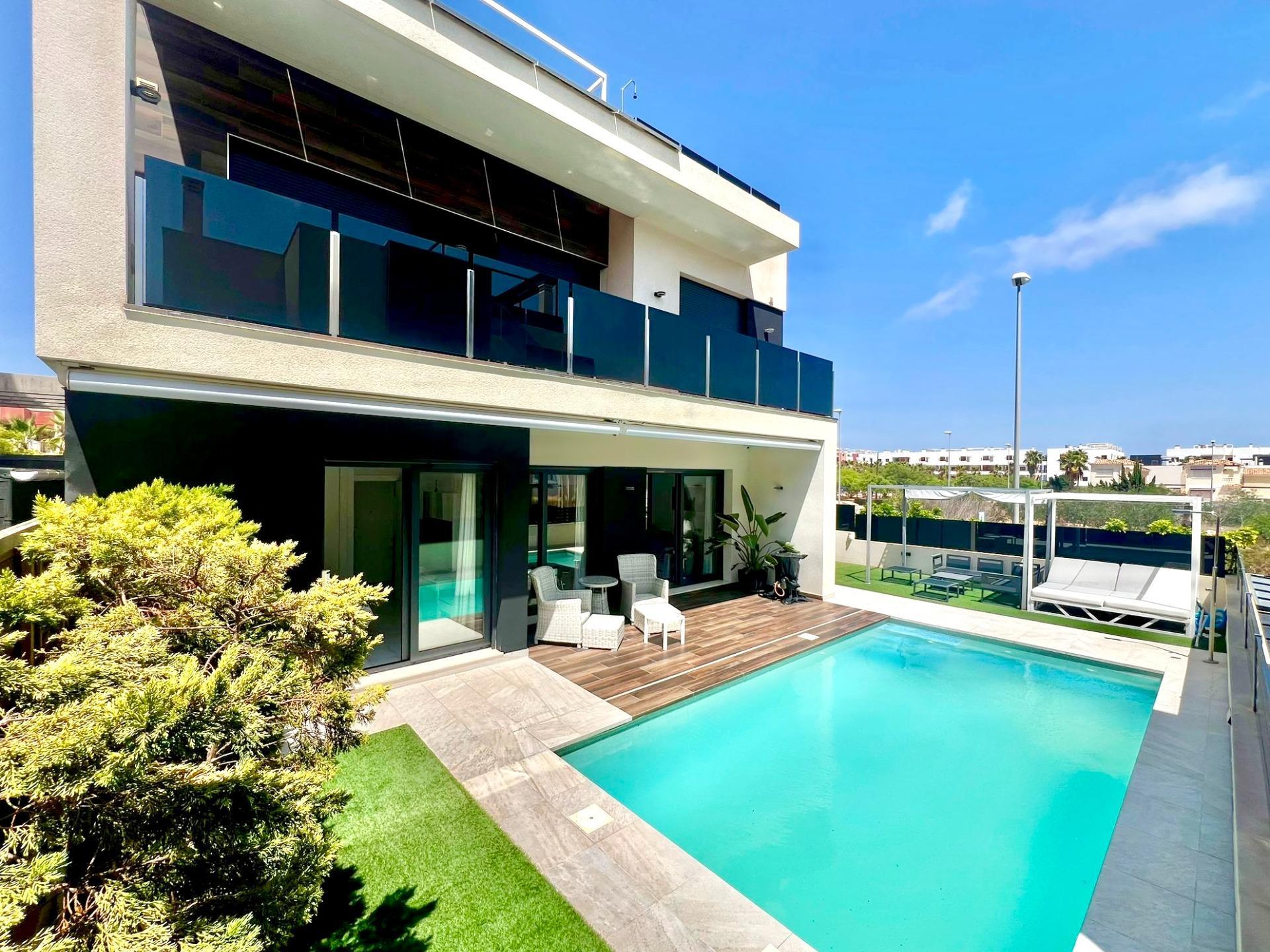 Villa met 4 Slaapkamers in Lomas de Cabo Roig, Orihuela Costa - Image 47