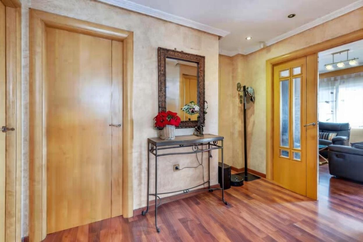 4-Bedroom Villa in Zona los Frutales, Torrevieja - Image 7