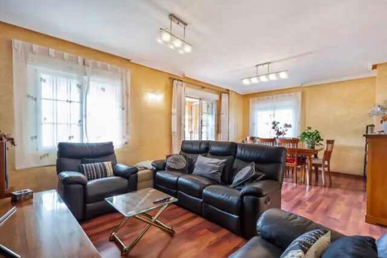 4-Bedroom Villa in Zona los Frutales, Torrevieja - Image 8