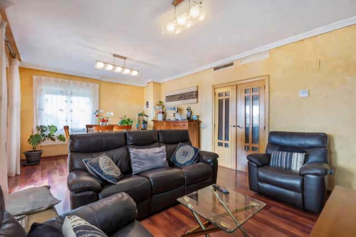 4-Bedroom Villa in Zona los Frutales, Torrevieja - Image 9