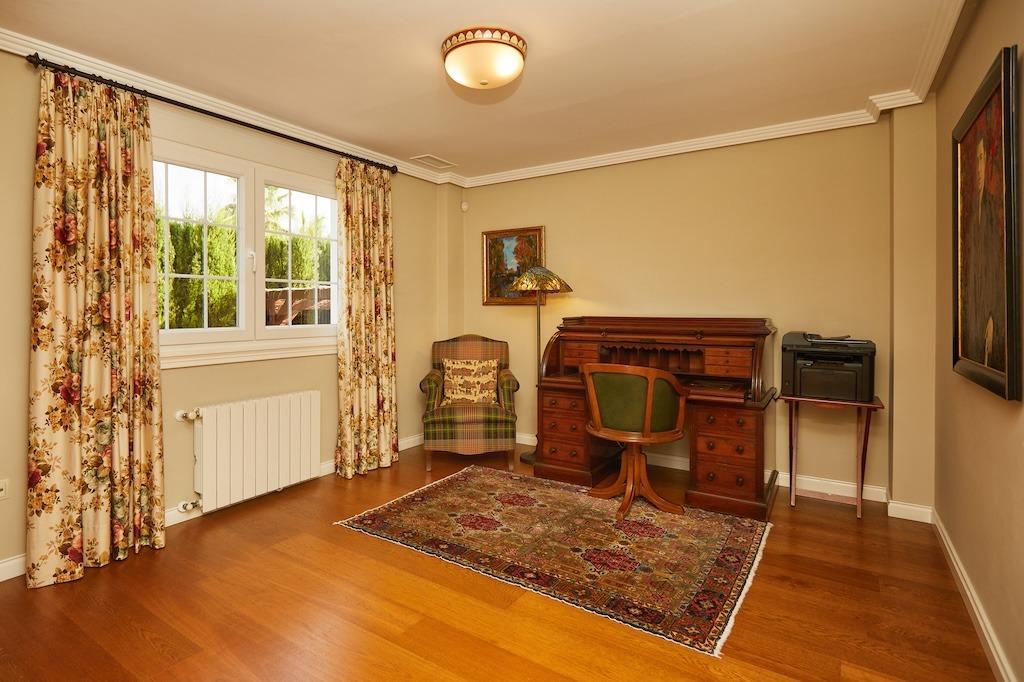 5-Bedroom Villa in Rojales - Image 13