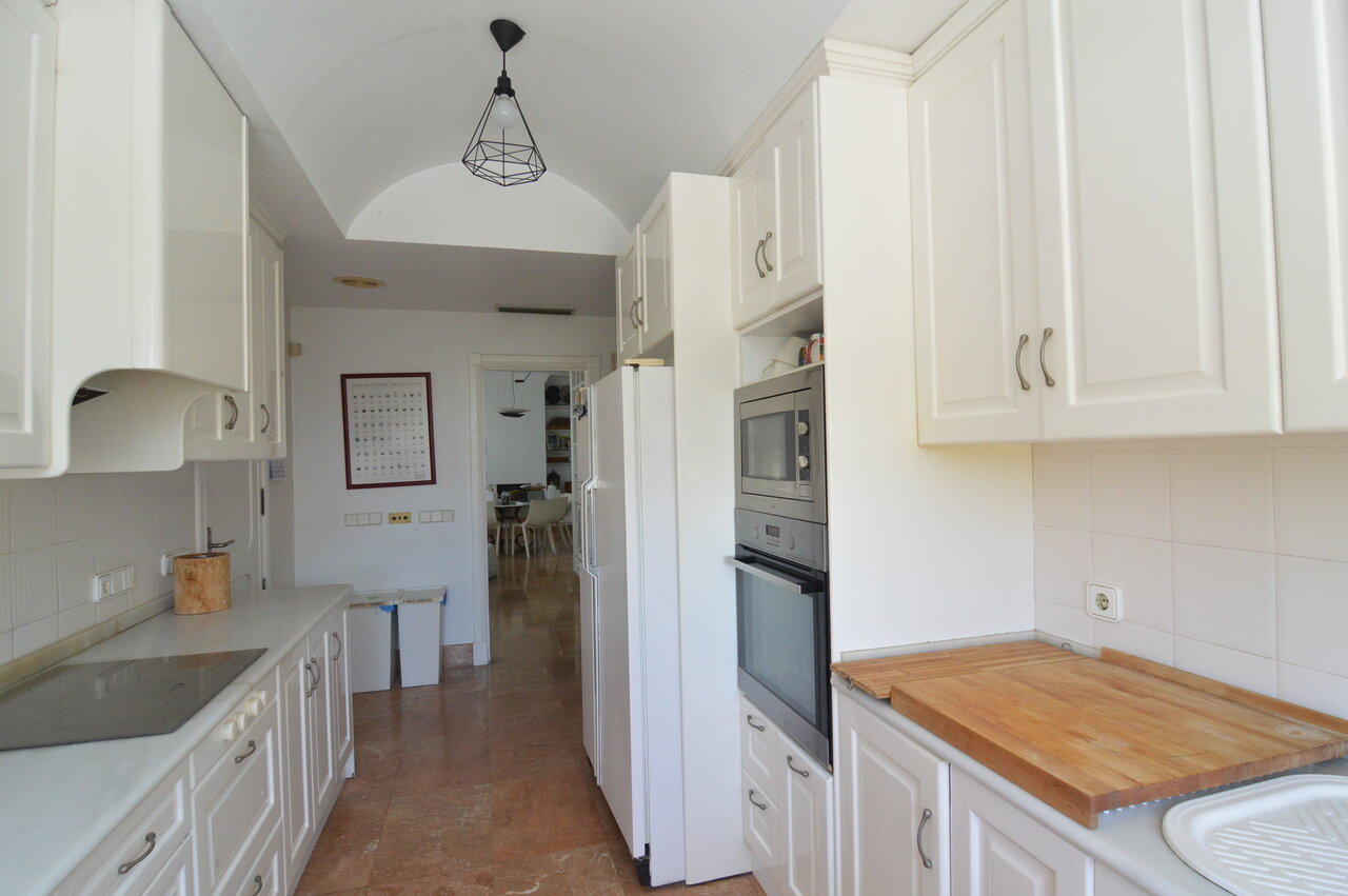 4-Bedroom Villa in Torrevieja - Image 8