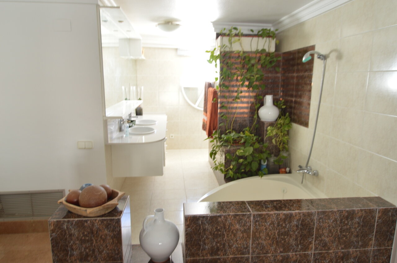 4-Bedroom Villa in Torrevieja - Image 13
