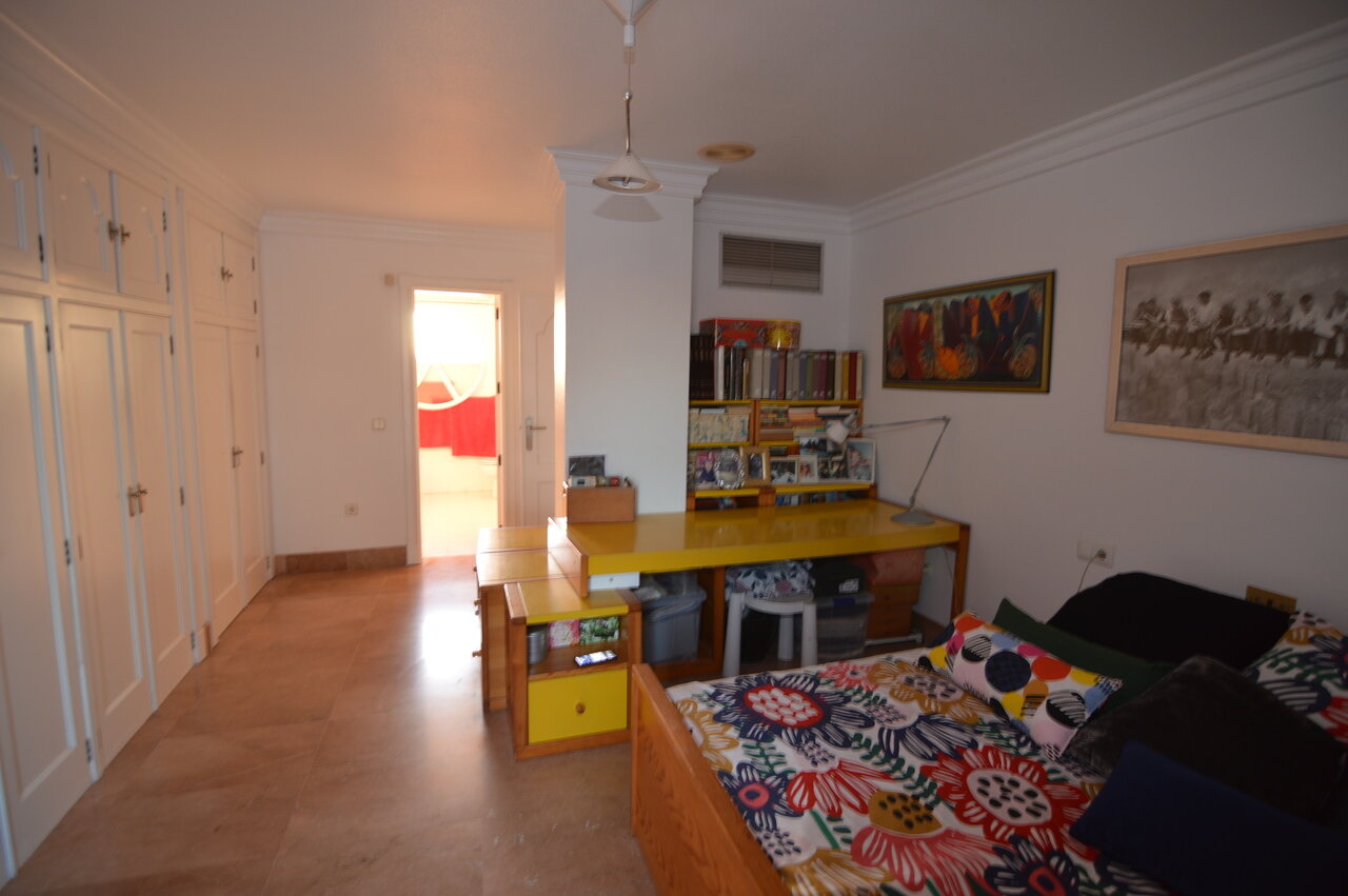 4-Bedroom Villa in Torrevieja - Image 17