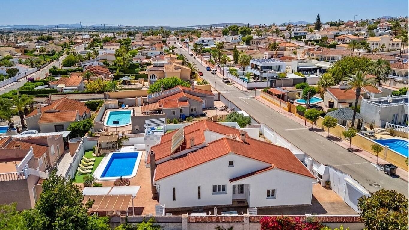 6-Bedroom Villa in Centro de la Ciudad Quesada, Rojales - Image 25