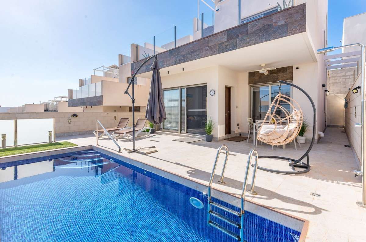 3-Bedroom Villa in Lomas de Cabo Roig, Orihuela Costa - Image 1